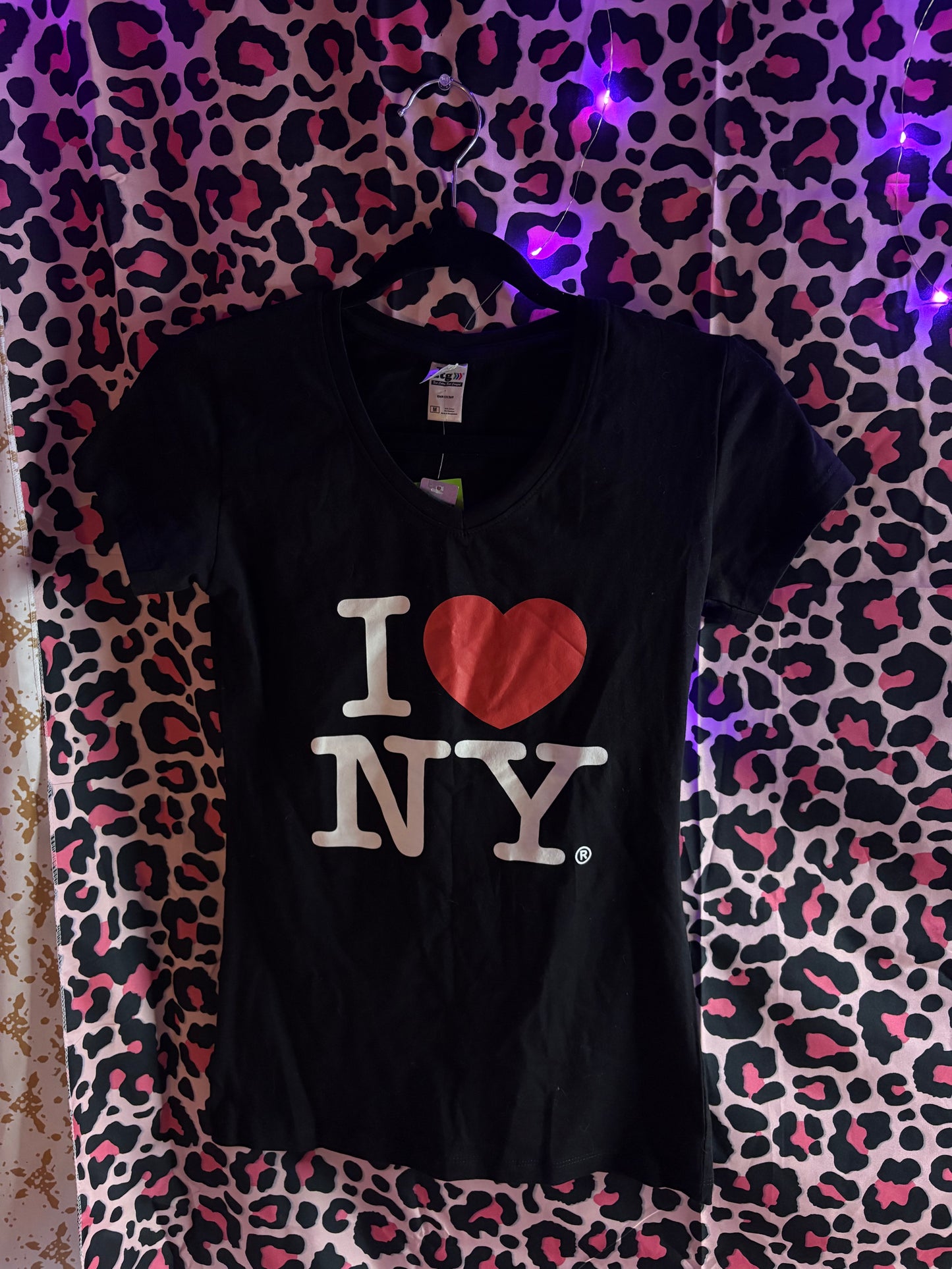 I 🩷 NY V-neck Tee -NWT