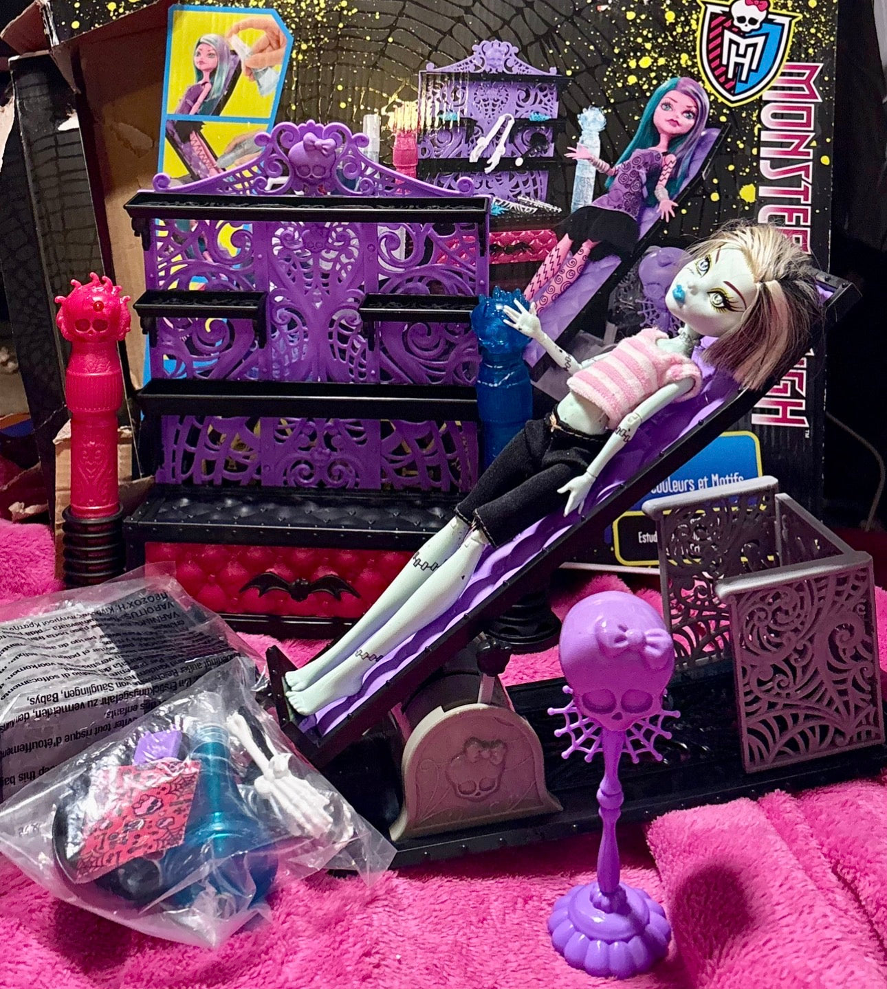 RARE COLLECTORS- G1 Monster High Color Me Creepy (Tattoo Studio) original 2013 Release playset /original box (ALMOST COMPLETE NO DOLL)